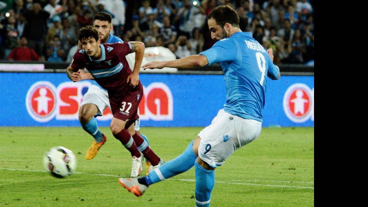 
El argentino Gonzalo Higuaín falla un penal para el Napoli en el empate contra la Lazio.
