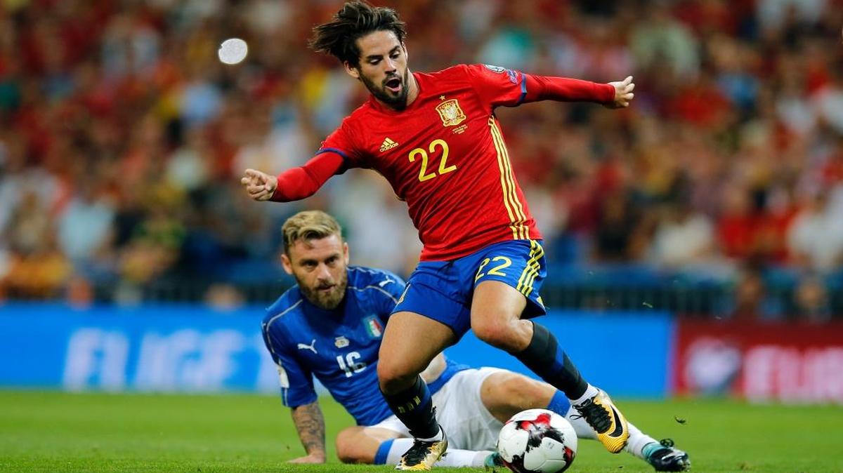 Isco, de España, controla el balón y atrás queda Daniele De Rossi, de Italia, durante el triunfo de la Furia en el estadio Santiago Bernabéu, en Madrid, el sábado 2 de septiembre del 2017.
