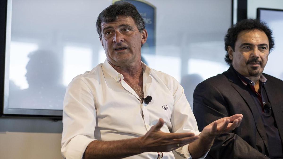 El exjugador argentino y analista de ESPN Mario Kempes habla durante la conferencia celebrada con motivo de El Clásico entre Barcelona y Real Madrid en Miami, el 27 de julio del 2017 en el Perez Art Museum.