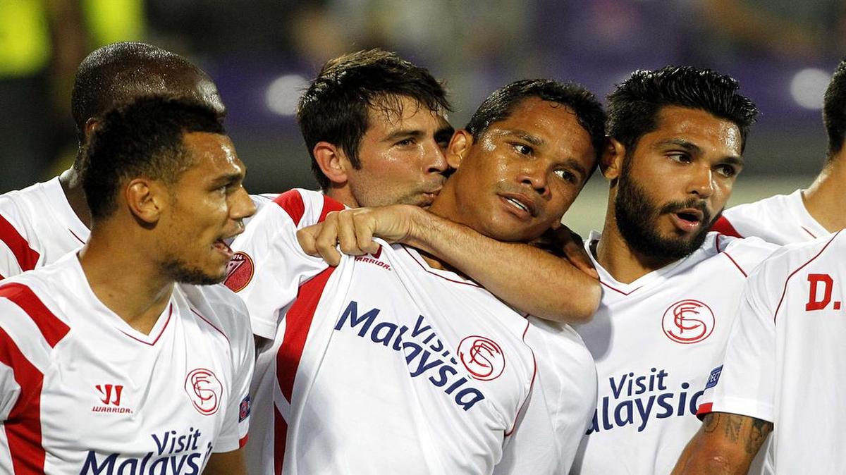 
El jugador colombiano del Sevilla, Carlos Bacca (centro) es felicitado por compañeros tras anotar un gol contra Fiorentina por las semifinales de la Liga de Europa el jueves, 14 de mayo de 2015, en Florencia, Italia.
