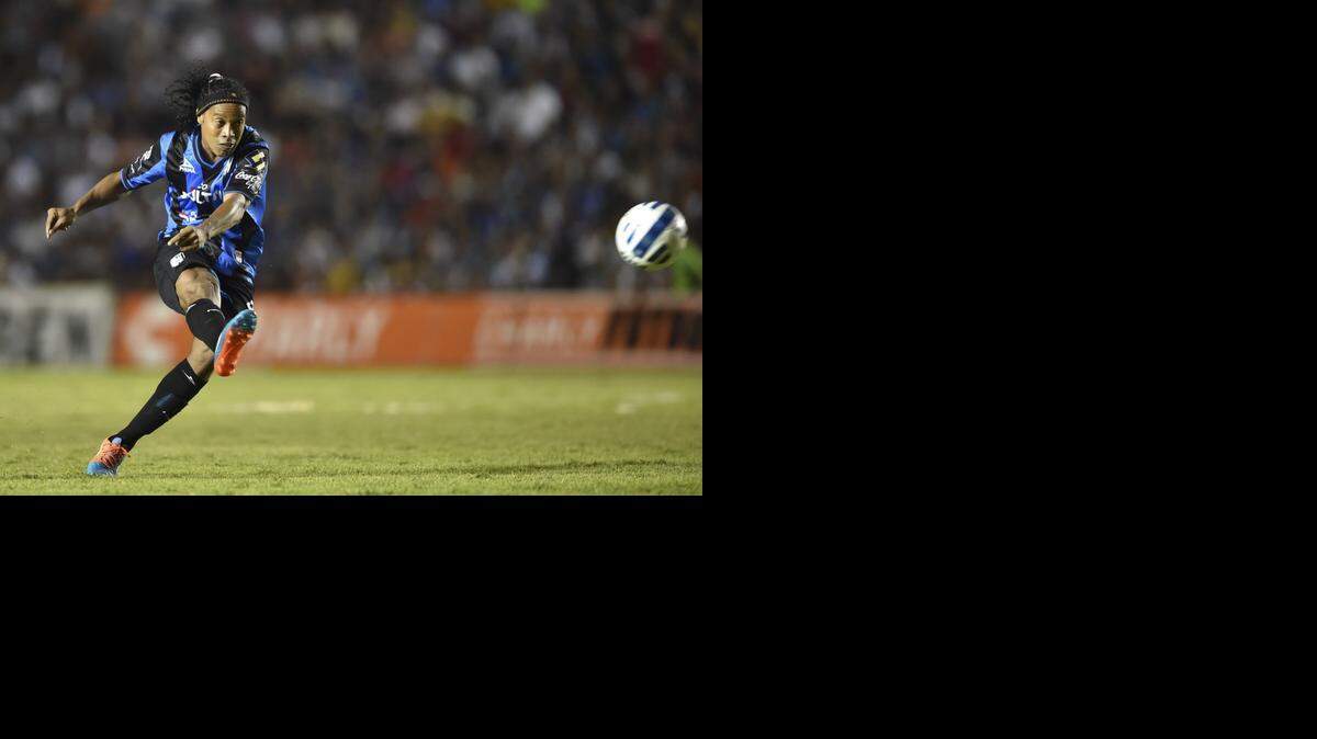 
Ronaldinho, delantero del Querétaro, dispara contra el Toluca por el Torneo Apertura, el 26 de septiembre en el estadio Corregidora, en México.
