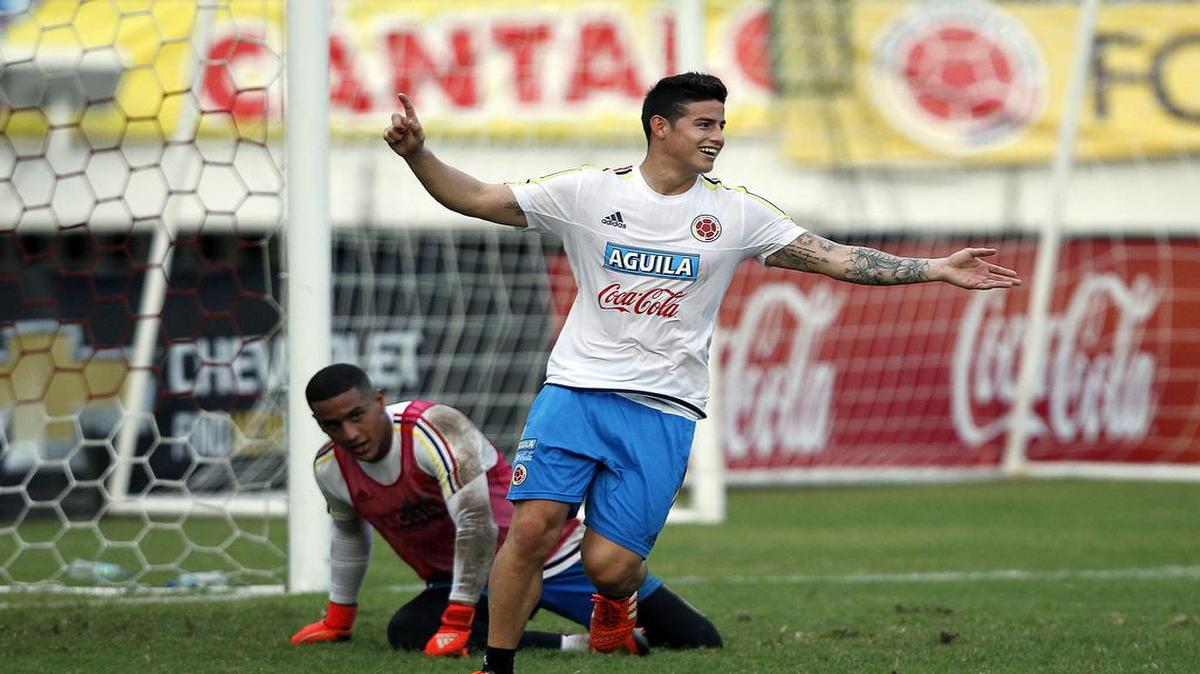 El capitán de Colombia James Rodríguez celebra después de anotar un gol durante un entrenamiento de la selección previo al choque del martes contra Argentina.
