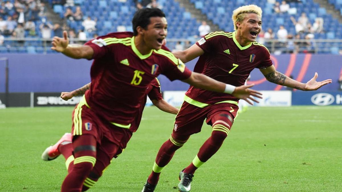 Los delanteros venezolanos Samuel Sosa y Adalberto Penaranda Maestre celebran un gol en la Copa Mundial Sub-20 entre Uruguay y Venezuela en Daejeon el 8 de junio de 2017.