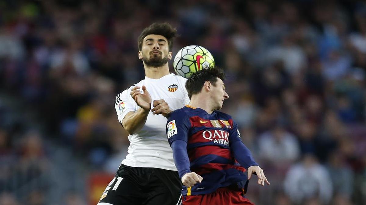 El delantero del Barcelona Lionel Messi (der.) lucha por la pelota con Andre Gomes, del Valencia, en el partido de la liga española, celebrado el 17 de abril del 2016 en Barcelona.