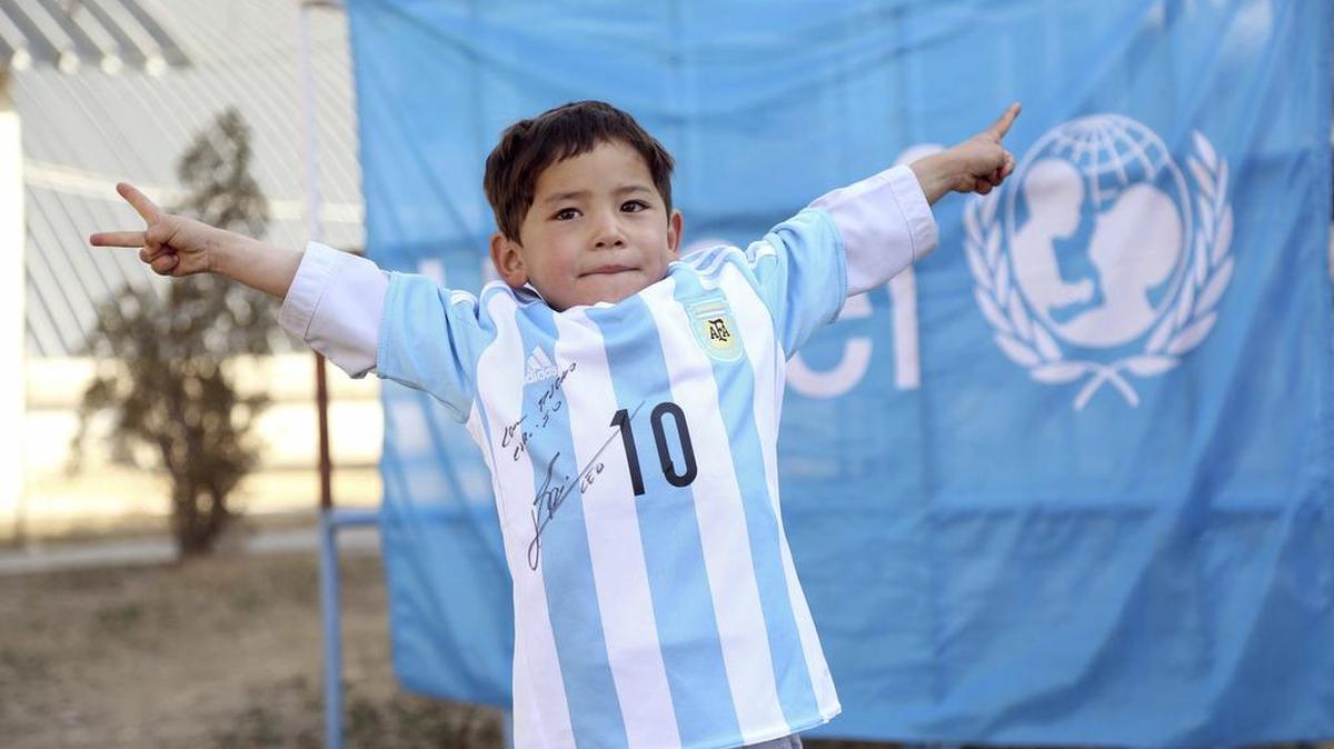 Fotografía facilitada por Unicef del niño afgano de 5 años Murtaza Ahmadi, un joven seguidor del delantero argentino del FC Barcelona Lionel Messi, mientras posa con una camiseta de la selección nacional argentina firmada por el astro argentino en Kabul (Afganistán) el 25 de febrero de 2016.