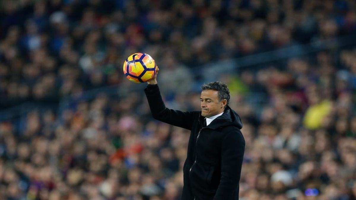 El entrenador del Barcelona Luis Enrique devuelve la bola al campo en el Clásico contra Real Madrid, en el Camp Nou en Barcelona, España, el sábado 3 de diciembre del 2016.