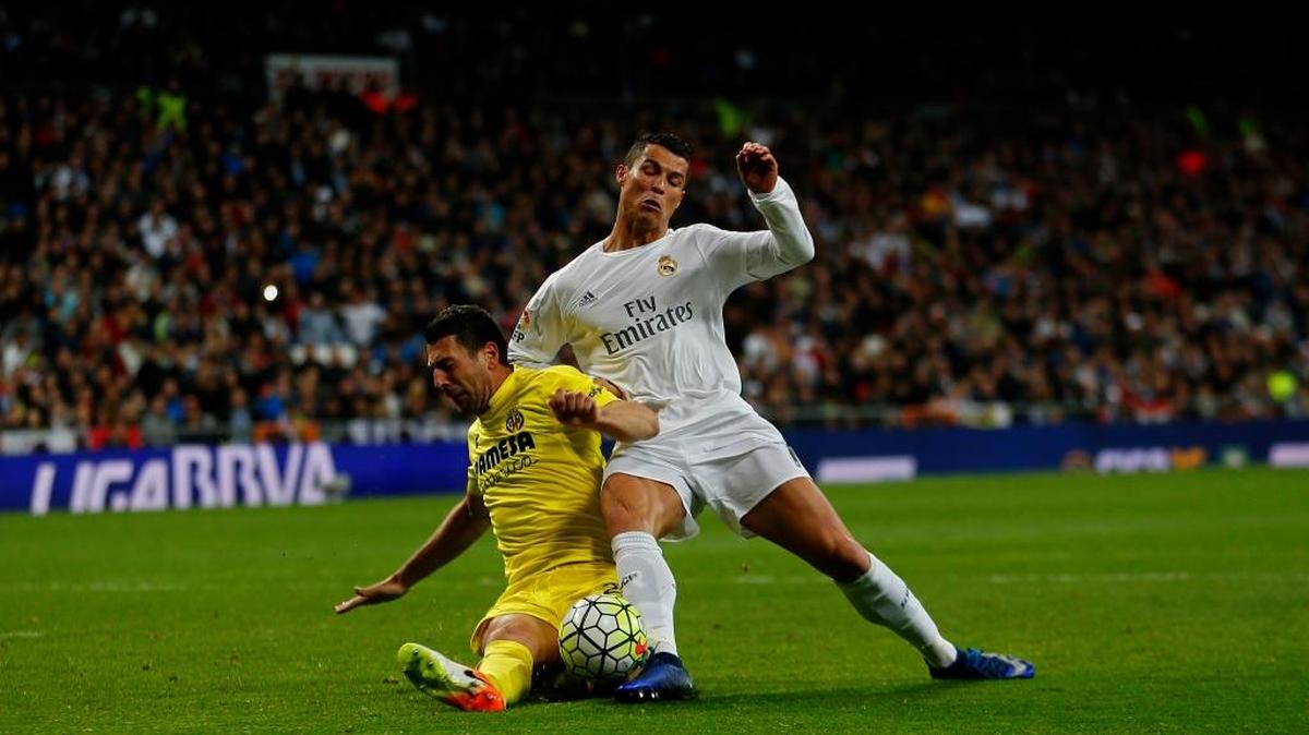 Cristiano Ronaldo (der.), del Real Madrid, lucha con Daniele Bonera, del Villarreal, el miércoles pasado en la Liga Española.