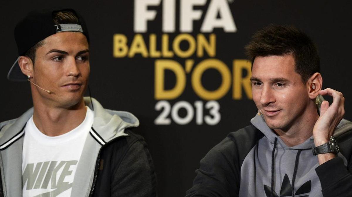 Cristiano Ronaldo (izq.) y Lionel Messi en una conferencia de prensa durante la entrega del Balón de Oro del 2013.
