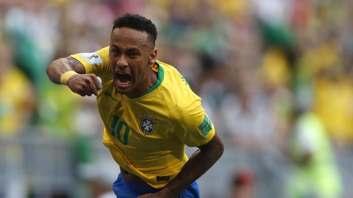 Neymar celebra tras anotar un gol para Brasil en el partido ante México, cleebrado el 3 de julio de 2018 en Samara, Rusia.