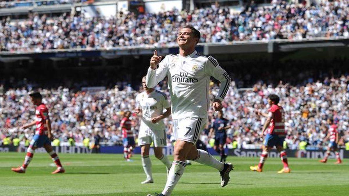 
El delantero del Real Madrid Cristiano Ronaldo celebra tras anotar su tercer gol ante Granada, en partido de la liga española celebrado el 5 de abril del 2015.


