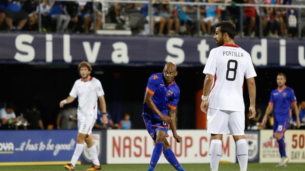 El cubano Ariel Martínez, del Miami FC, saca un zurdazo para anotar en la goleada 7-0 contra los Deltas de San Francisco, en el Riccardo Silva Stadium (FIU), la noche del sábado 8 de julio del 2017.