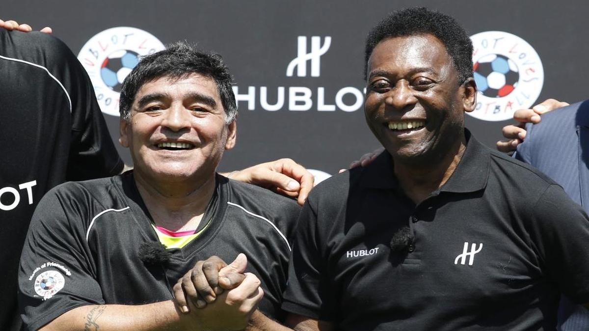 El argentino Diego Armando Maradona (izq.) posa con el  brasileño Pelé después de un partido de fútbol organizado por la marca de relojes Hublot en París, el 9 de junio del 2016.