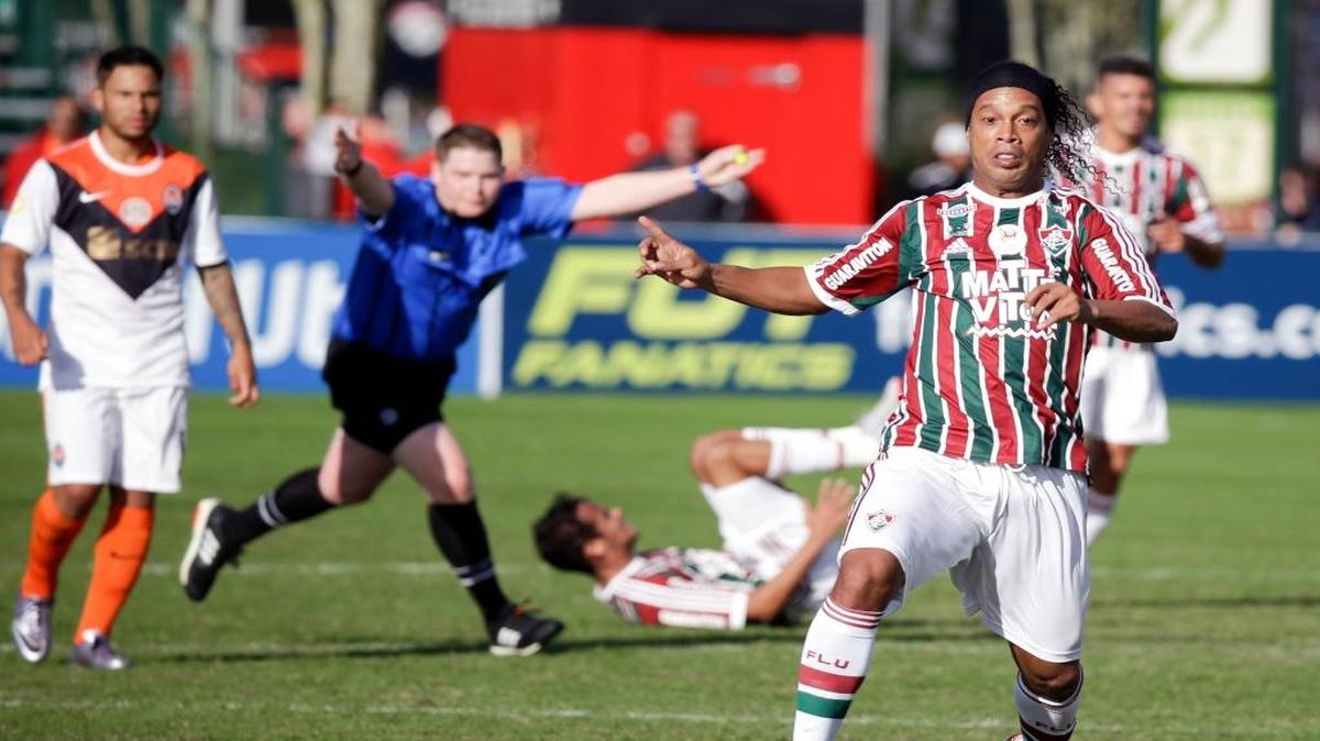 El árbitro deja seguir a Ronaldinho Gaúcho en el partido contra el ucraniano Shakhtar, el domingo en Kissimmee, Florida.