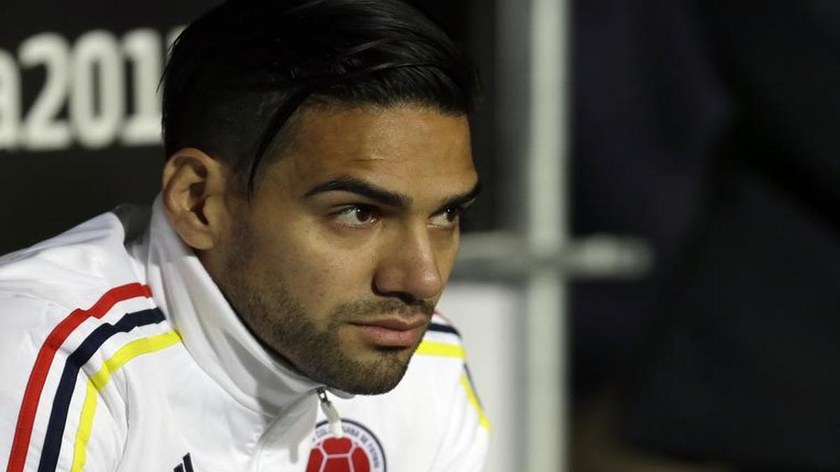 El delantero colombiano Radamel Falcao mira desde el banco el partido de la Copa América entre su selección y Argentina, el 26 de junio del 2015 en Chile.