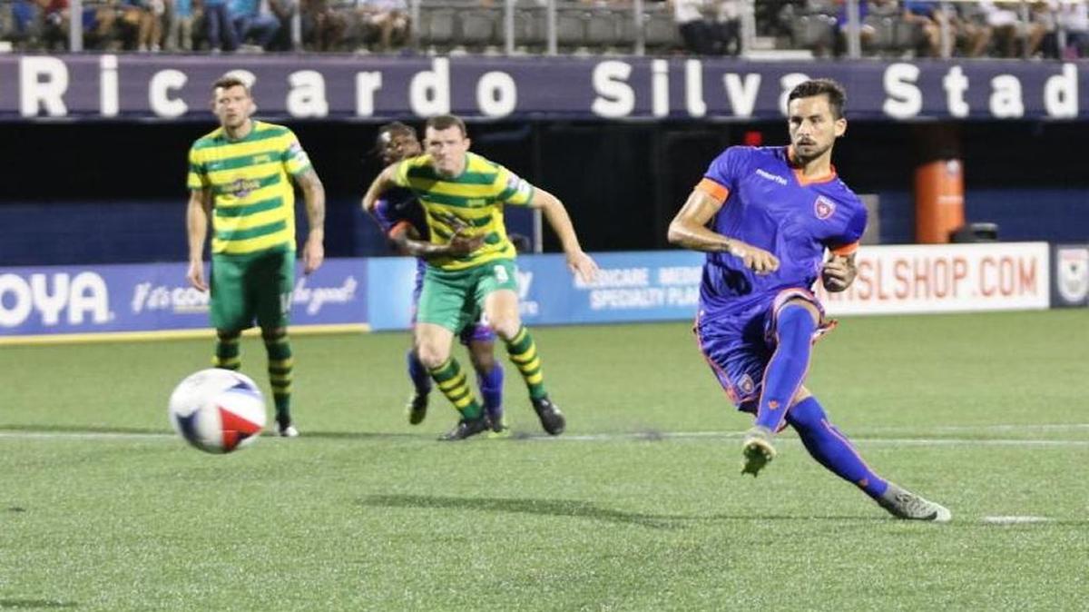 Vincenzo Rennella dispara el penal que pone en ventaja al Miami FC sobre los Rowdies de Tampa Bay, el miércoles 31 de mayo del 2017.