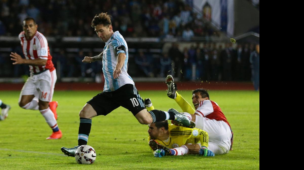 
Lionel Messi deja tendidos a dos paraguayos pero su remate saldrá fuera, en el empate de Argentina, el sábado.
