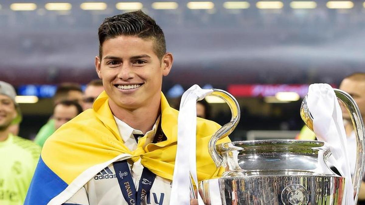 El colombiano James Rodriguez posa sonriente en Cardiff con la ‘Orejona’, el trofeo de UEFA Champions League, tras vencer en la final a la Juventus.