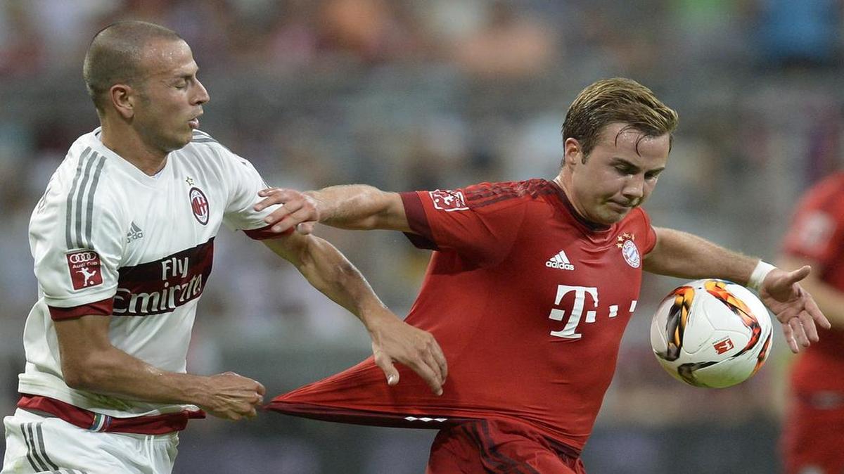 
El defensa del Milan Luca Antonelli (izq.) hala la camiseta del mediocampista del Bayern Mario Goetze, en el partido de la Copa Audi, celebrado el 4 de agosto del 2015.
