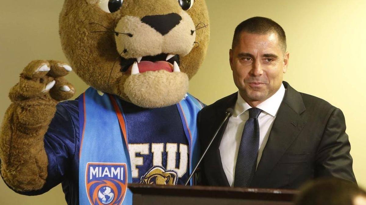 Riccardo Silva, dueño del Miami FC, posa con la mascota de FIU, el miércoles en los salones del Ocean Bank Field.