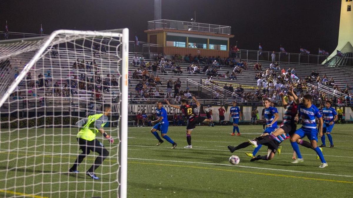 El Miami United FC se lanza a la ofensiva en el partido contra el Boca Raton FC, por el campeonato de la Sunshine Conference de la National Premier Soccer League, el domingo 30 de abril del 2017 en el Ted Hendricks Stadium en Hialeah, Florida.