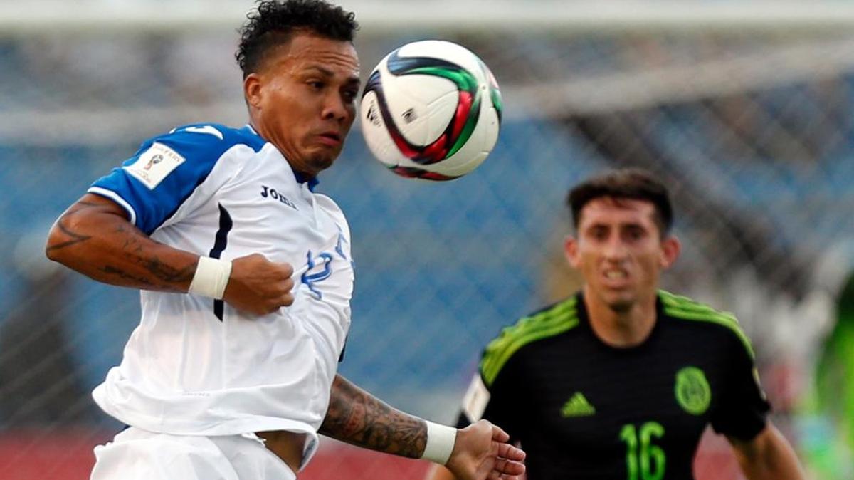 Arnold Peralta salta para cabecear en el partido que su equipo Honduras en un partido contra México en las eliminatorias para el Mundial de Rusia 2018, en San Pedro Sula, Honduras, el 17 de noviembre del 2015.