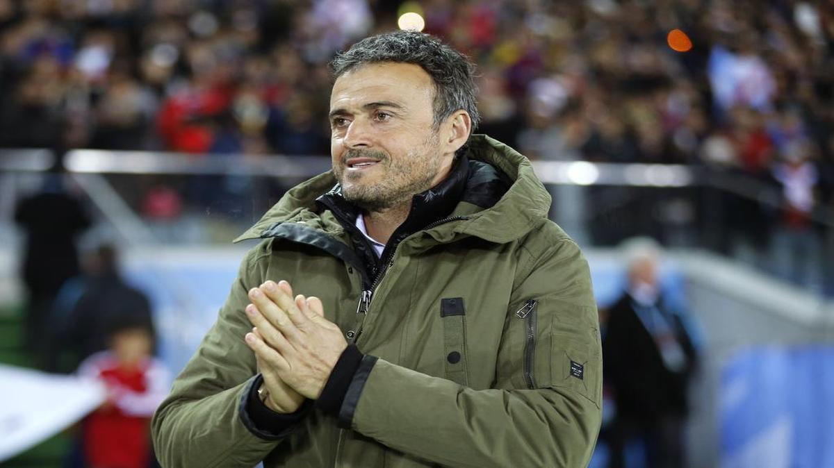 Luis Enrrique observa el partido entre Barcelona y River Plate en la final del Mundial de Clubes, el 20 de diciembre del 2015 en Yokohama, Japón.