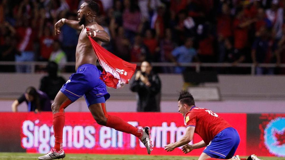 Kendall Waston (izq.), de Costa Rica, celebra luego de haber anotado el gol del empate en el último segundo contra Honduras, la noche del sábado en San José.