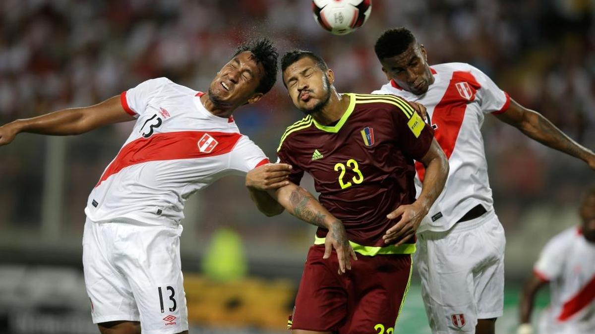 Salomón Rondón (23), de Venezuela, lucha con Renato Tapia (13) y Carlos Ascues, de Perú, en un partido por las eliminatorias, en Lima, el jueves 24 de marzo del 2016.