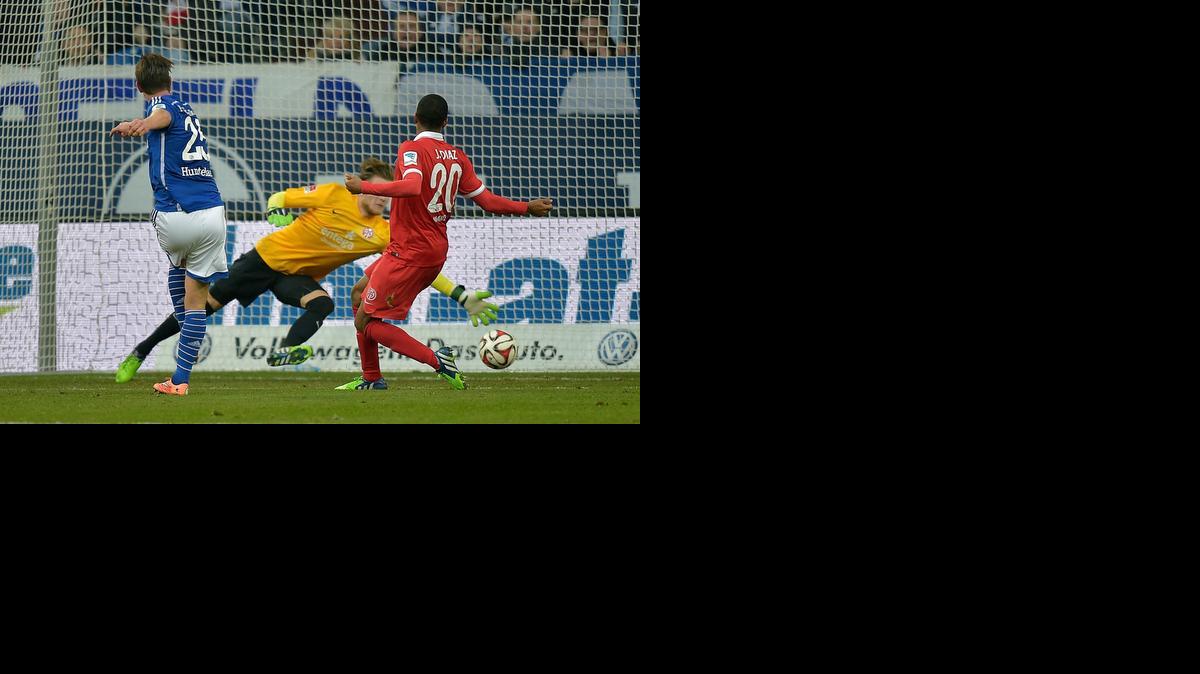 
El ariete holandes del Schalke Klaas Jan Huntelaar anota uno de sus tres goles en el triunfo ante FSV Mainz 05.


