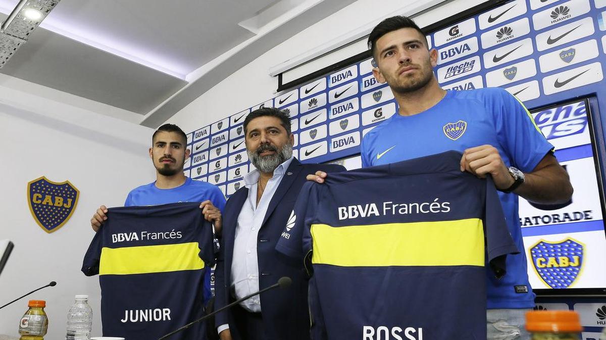 Daniel Angelici (centro) en la presentación de los jugadores Junior Benítez (izq.) y Agustín Rossi, el 7 de febrero de 2017, durante una rueda de prensa en Buenos Aires, Argentina. El presidente del Boca Juniors aseguró que no se arrepiente de los diálogos telefónicos divulgados por la prensa que evidencian su enorme influencia en la Asociación del Fútbol Argentino (AFA).