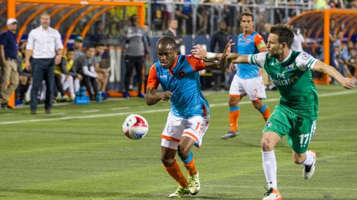 Dane Richards (izq.), del Miami, va en pos del balón marcado por un defensor del Cosmos de Nueva York, el sábado 7 de mayo del 2016 en el FIU Stadium.