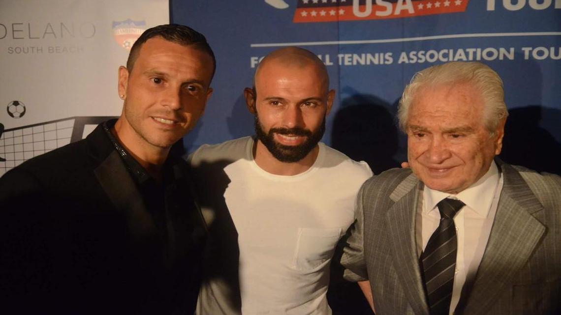 Roberto Sacca (izq.), ejecutivo principal del Miami United FC, el astro argentino del Barcelona de España Javier Masherano y el directivo chileno Miguel Nasur, el miércoles 5 de julio del 2017 en el hotel Delano, en Miami Beach.