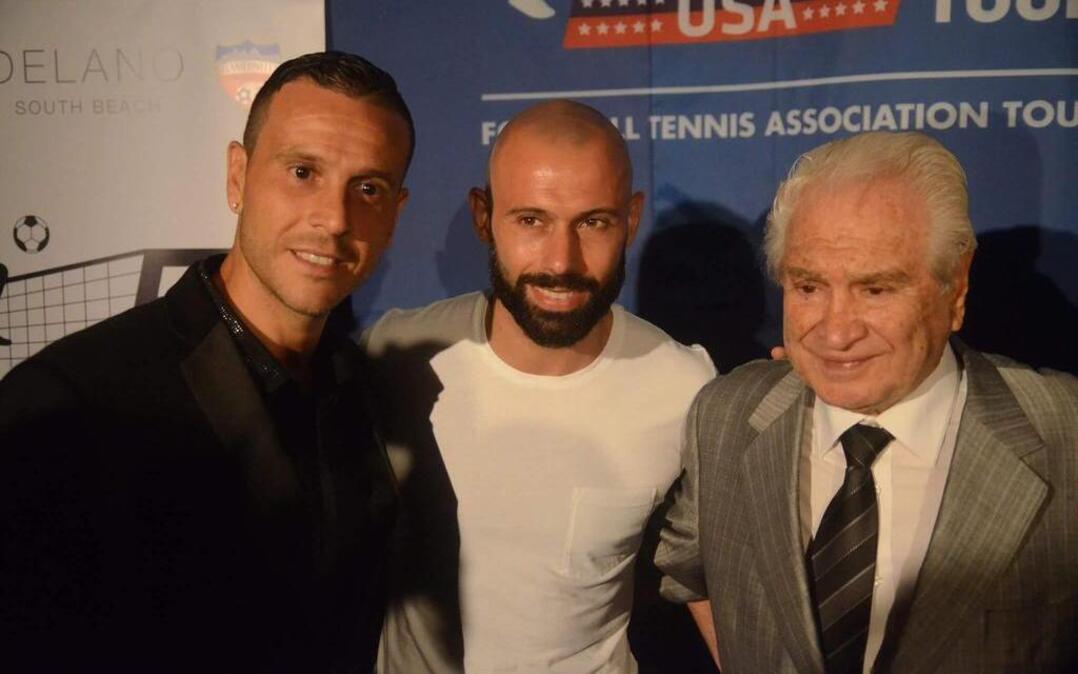 Roberto Sacca (izq.), ejecutivo principal del Miami United FC, el astro argentino del Barcelona de España Javier Masherano y el directivo chileno Miguel Nasur, el miércoles 5 de julio del 2017 en el hotel Delano, en Miami Beach.