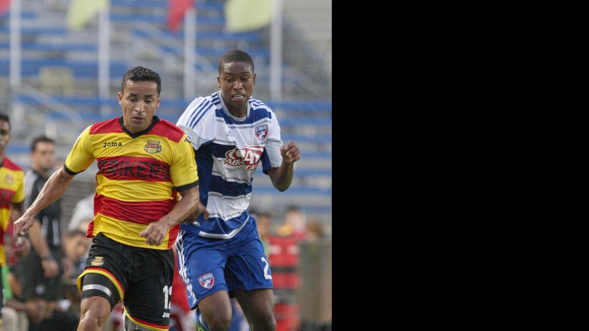 
El defensor de los Strikers, el hondureño Iván Guerrero (izq.) corre con la bola marcado por London Woodberry, del Dallas FC, en el Lockhart Stadium, el 28 de mayo del 2013.
