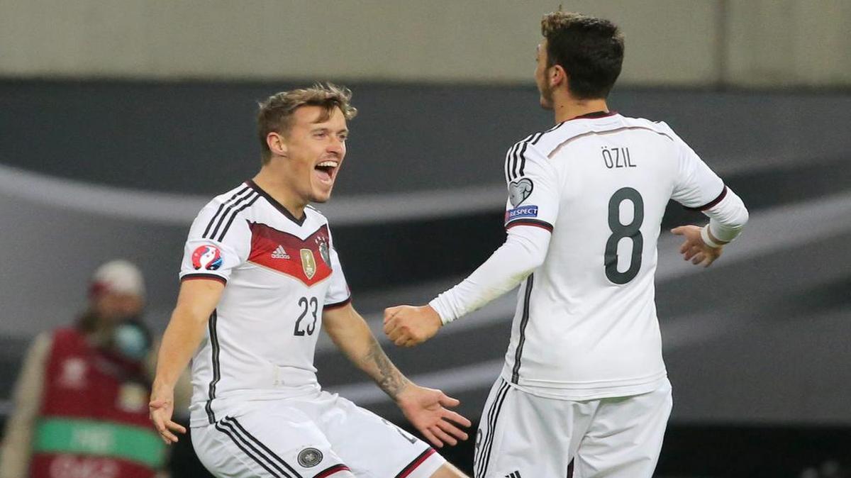 
El jugador de Alemania Max Kruse (izq.) celebra con Mesut Oezil tras marcar un gol contra Georgia, en un partido clasificatorio para la Eurocopa, el 11 de octubre del 2015.
