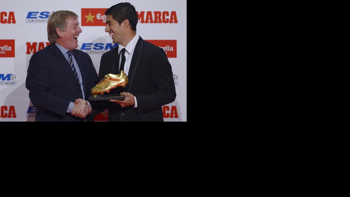
El uruguayo Luis Suárez (der.) recibe la Bota de Oro, como goleador de europa, de manos de Kenny Dalglish.


