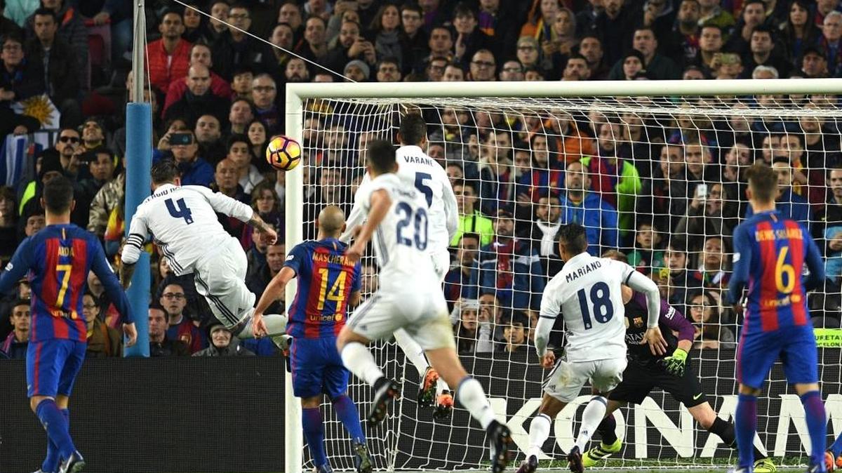 Sergio Ramos (4), del Real Madrid, conecta de cabeza y vence el arco del Barça en la agonía del Clásico, el sábado en el Camp Nou.