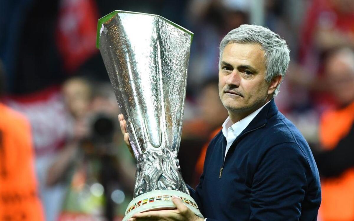 Jose Mourinho posa con el trofeo de campeón de la Liga Europa que conquistó el Manchester United ante el Ajax, el miércoles en Estocolmo.