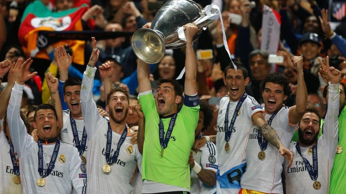 Los jugadores del Real Madrid festejan con la “Orejona” al conquistar la 10ma Liga de Campeones tras vencer al Atlético de Madrid el 24 de mayo en Lisboa.