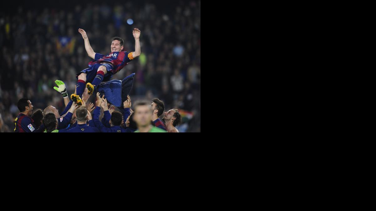 
El argentino Lionel Messi es manteado por los jugadores del FC Barcelona tras romper el récord de goles de la liga española el sábado en Sevilla.


