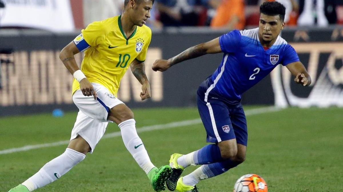 
Neymar, de Brasil, domina la pelota contra DeAndre Yedlin, de Estados Unidos, en el amistoso el 8 de septiembre pasado.
