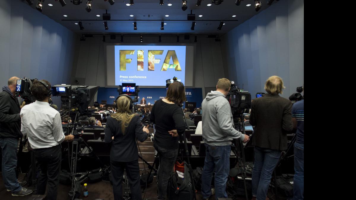 
 El director de Comunicaciones de la FIFA, Walter De Gregorio (al fondo), comparece en rueda de prensa en la sede de la FIFA en Zúrich (Suiza) hoy, miércoles 27 de mayo de 2015. 
