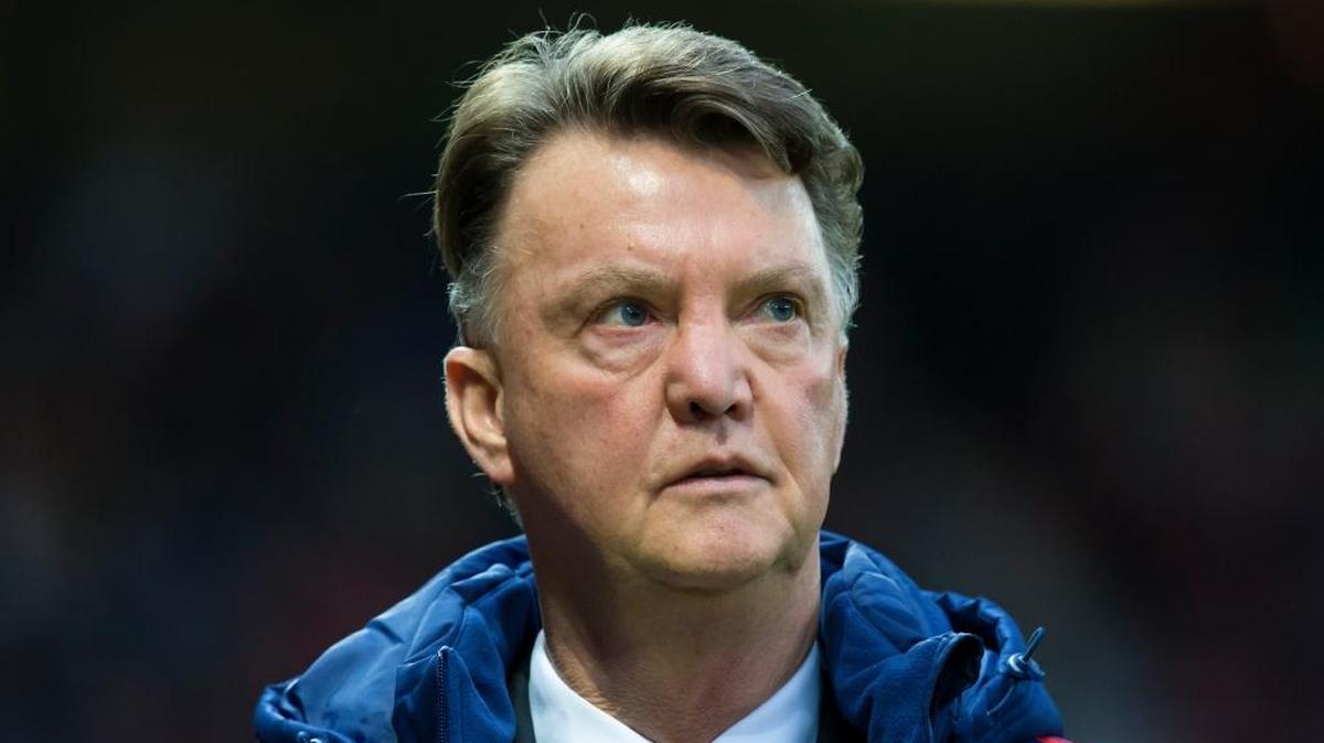 El entrenador del Manchester United Louis van Gaal no dirigió el entrenamiento dominical y podría dejar el equipo tras el partido contra el Chelsea.