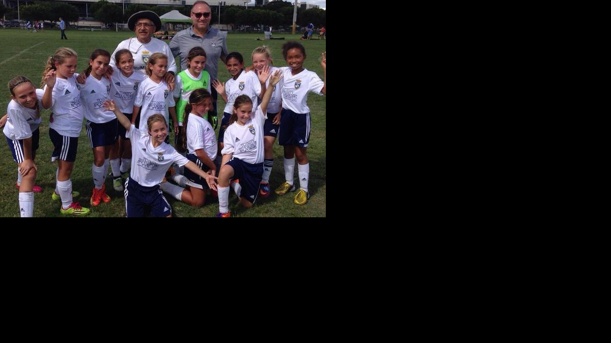 
Las jugadoras del Real Miami Sub-10 posan junto a su entrenador Ismael Roque-Velasco antes de disputar un partido por el campeonato local.
