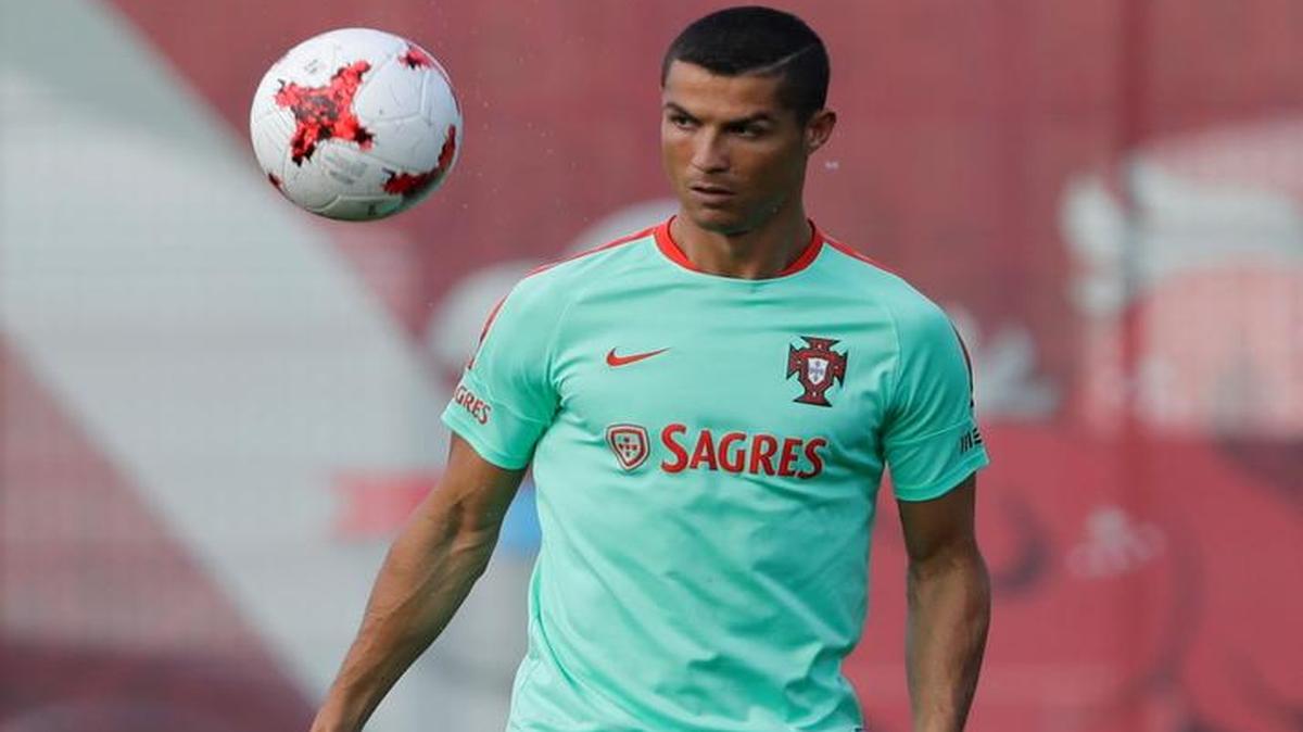 Cristiano Ronaldo domina el balón durante la práctica de Portugal en Kazan, Rusia, el viernes.