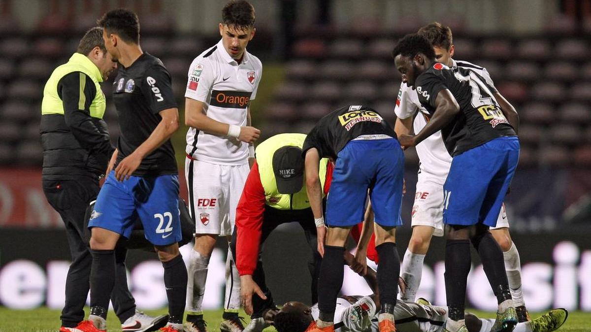El camerunés Patrick Ekeng se desploma en el terreno de juego durante el partido de fútbol entre Dinamo Bucarest y Constanza Viitorul en Bucarest el 6 mayo 2016.