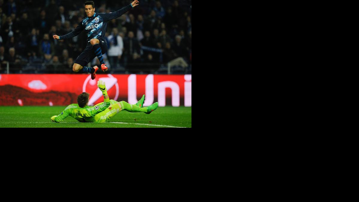 
El jugador del Porto Cristian Tello saltta sobre el portero del Besilea Tomas Vaclik.
