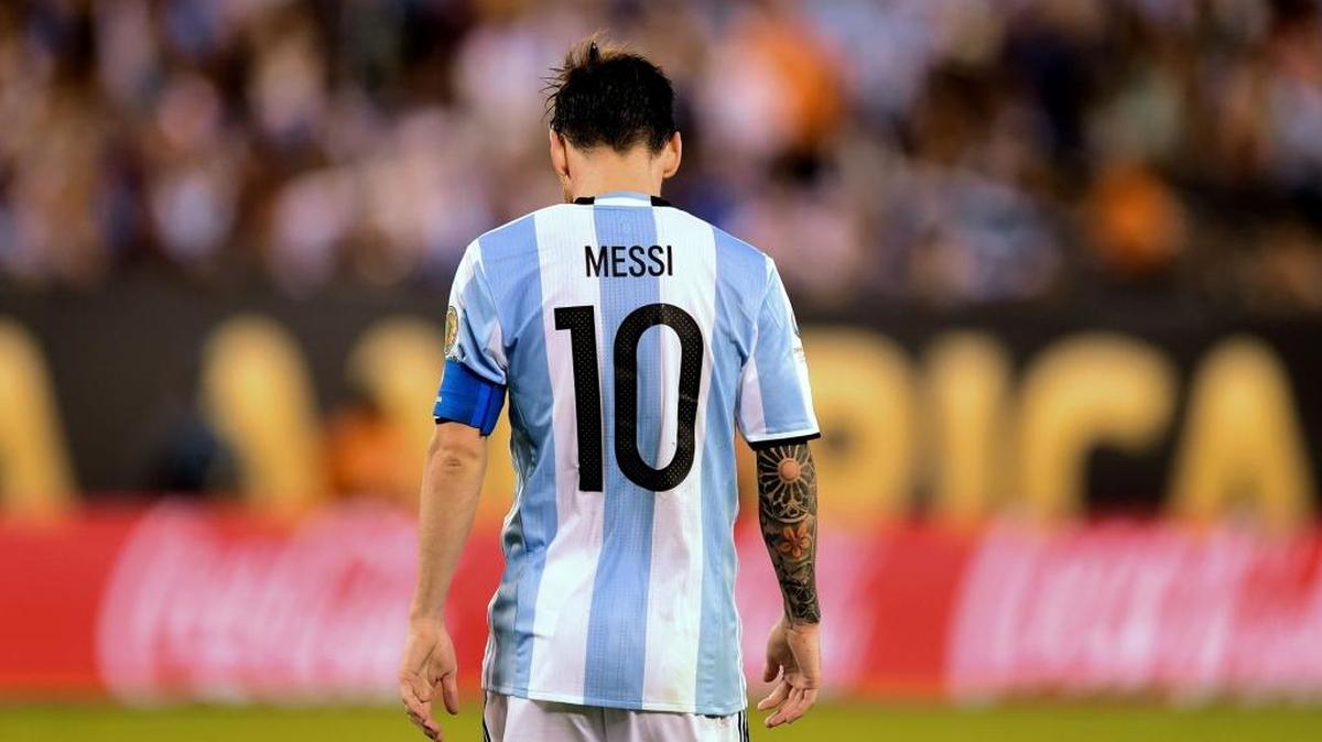 El capitán de Argentina Lionel Messi camina cabizbajo tras fallar su penal en la derrota ante Chile el domingo.