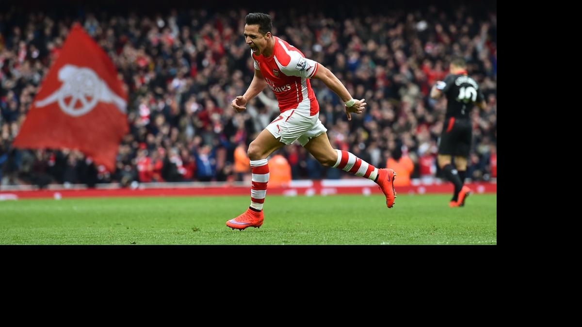 
El delantero del Arsenal Alexis Sánchez celebra luego de anotar el tercer gol de su equipo ante el Liverpool, el 4 de abril. 
