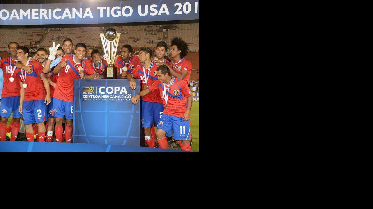 
Costa Rica, que llegó a la final por haber conseguido un gol más que Panamá en la fase de grupos, dentro del B, hizo buenos los pronósticos de favorita en el partido de la final al vencer por 2-1 a la de Guatemala y logró el triple objetivo de revalidar el título, recibir un boleto para estar en la Copa América Centenario 2016 y otro para la Copa Oro del 2015.
